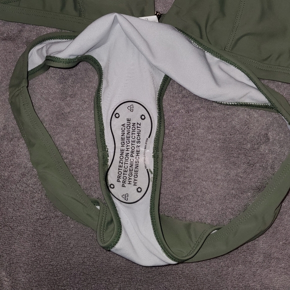 Bikini - Picture 3 of 4